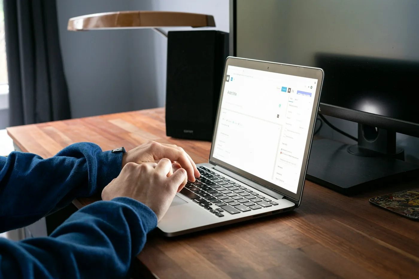 Autónomo revisando en qué gastar la ayuda del Kit Digital
