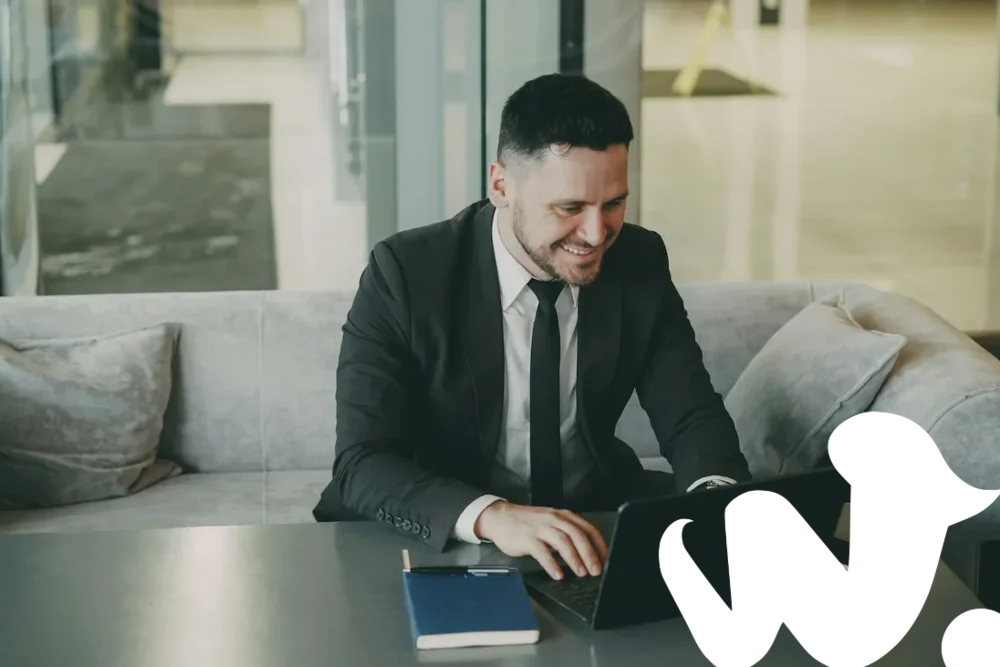 Profesional trabajando de forma segura en su ordenador