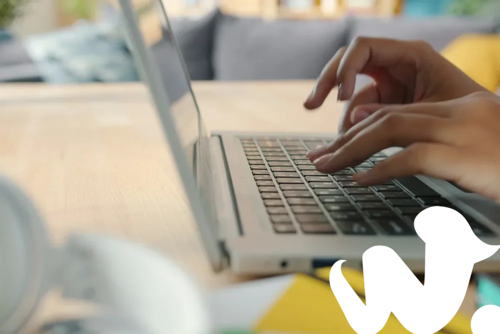 Persona revisando una factura digital en su ordenador