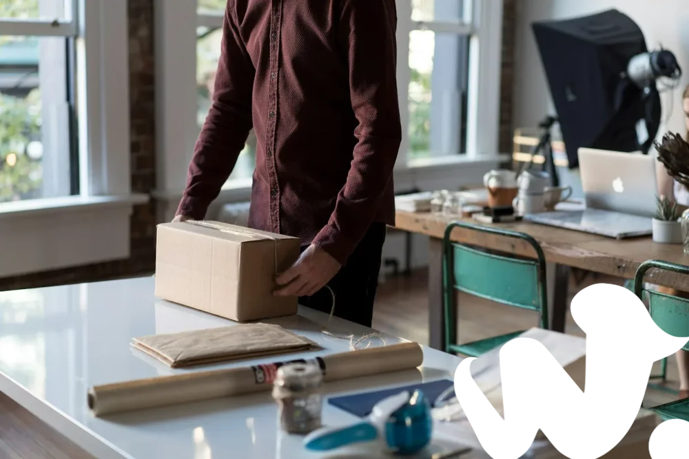 Propietario de un negocio preparando productos para vender online