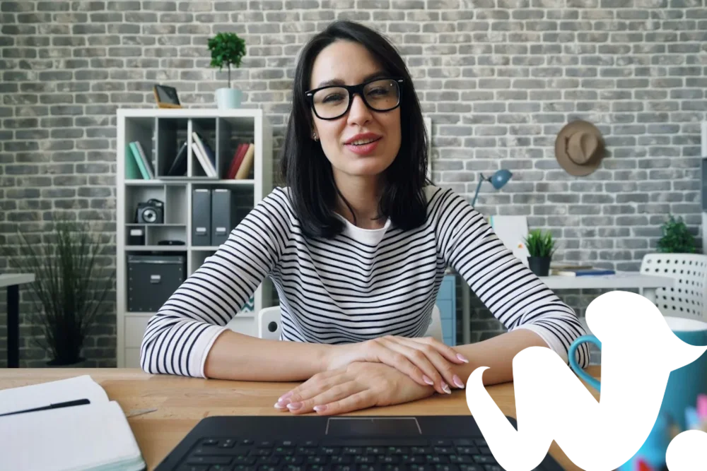 Persona en una videollamada de trabajo desde su ordenador