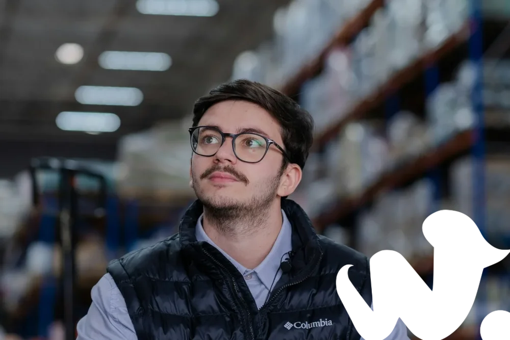 Persona controlando el inventario de un almacén con una tablet