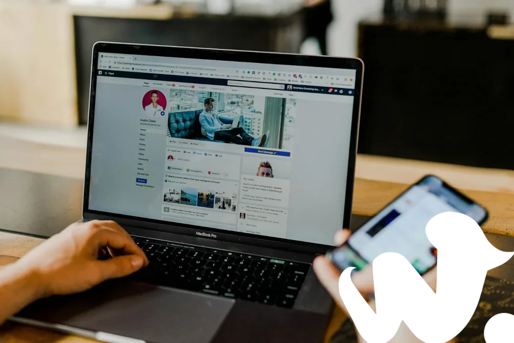 Profesional gestionando el contenido de redes sociales desde el móvil