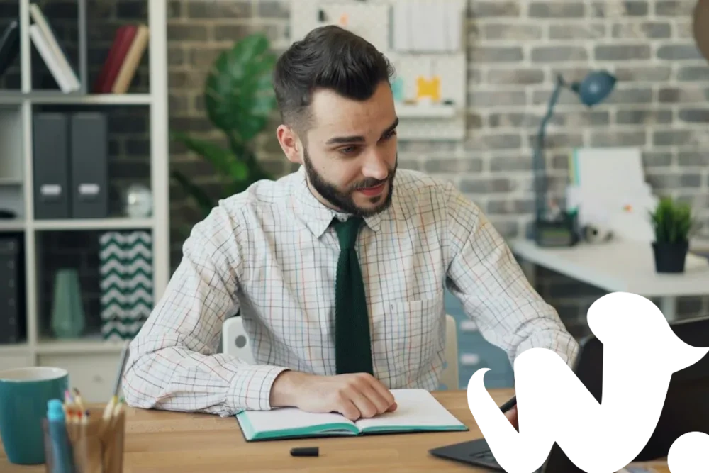 Profesional organizando la digitalización de su negocio con el Kit Digital