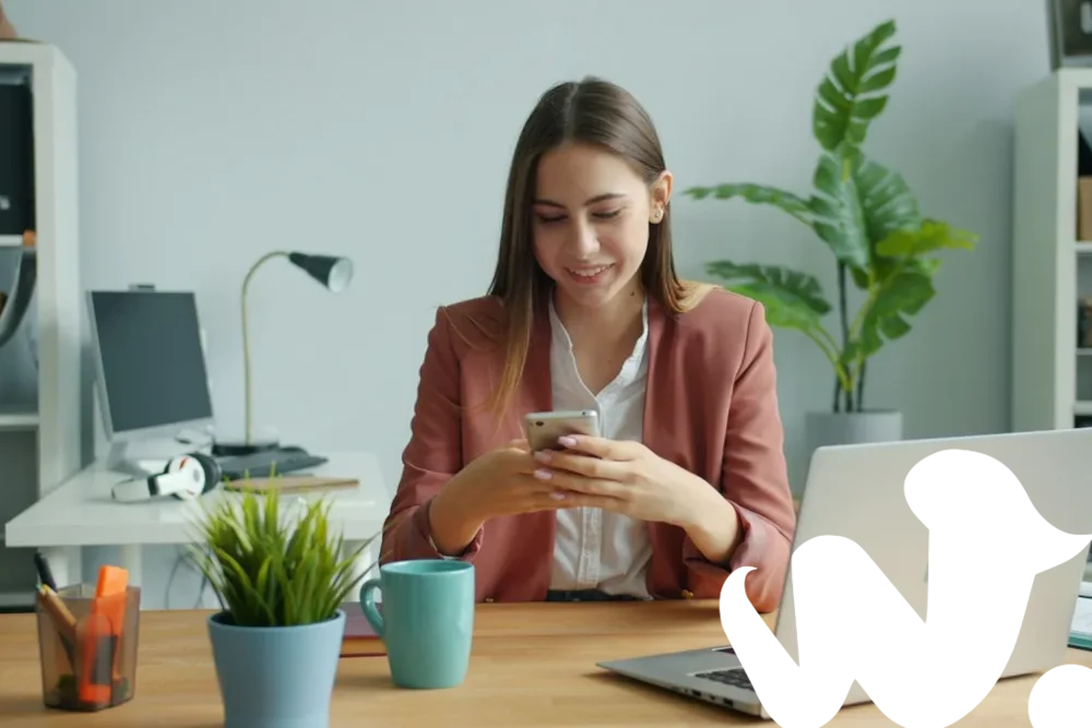 Profesional atendiendo una llamada en su despacho