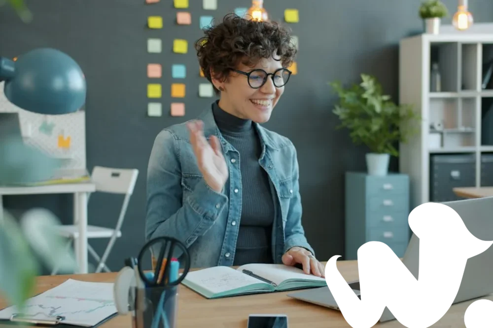 Profesional resolviendo dudas sobre el Kit Digital por videollamada