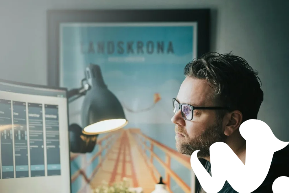 Autónomo trabajando desde su propio escritorio en casa