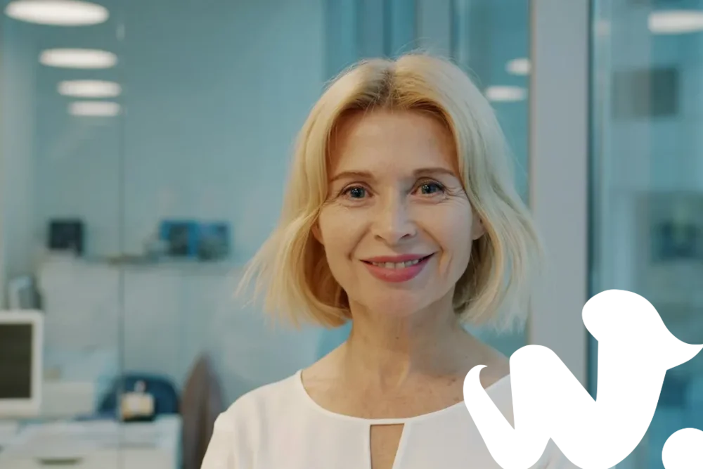 Profesional de web93 sonriendo en su oficina